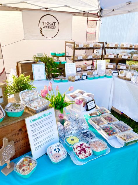 Craft Fair Food Booth Display Ideas, Bake Sale Booth Display Ideas, Baker Vendor Booth, Farmers Market Cupcake Display, Baking Stand Ideas, Muffin Display Ideas, Baking Booth Display, Baked Goods Vendor Display, Baker Vendor Booth Display Ideas