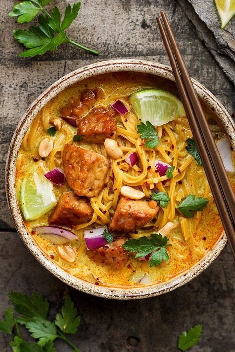 Khao Soi, Vegan Asian Recipes, Plats Healthy, Tempeh Recipes, Asian Dinners, Vegan Ideas, Curry Soup, Big Table, Daniel Fast