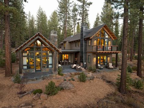 Rustic Home Exterior, Rustic Farmhouse Bedroom, Hgtv Dream Homes, Lake House Interior, Rustic Exterior, Modern Mountain Home, Hgtv Dream Home, Modern Rustic Homes, Cabin House Plans