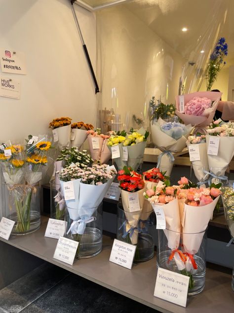 Summer in Korea, flowers Florist Pop Up Shop Display Ideas, Flowers Store Aesthetic, Inside Flower Shop, Flower Shop Aesthetic Korea, Korean Flower Shop, Flower Store Aesthetic, Flower Bouquet Display, Korean Florist, Summer In Korea