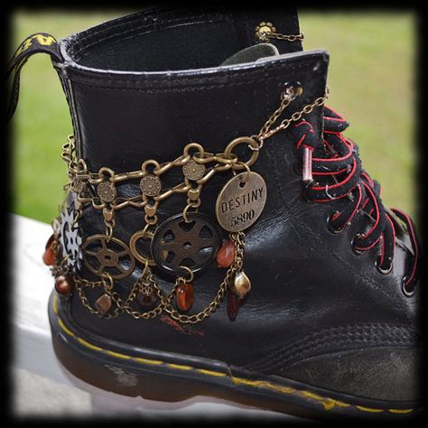 Steam Punk Diy, Steampunk Shoes, Steampunk Boots, Mode Steampunk, Boot Chains, Steampunk Crafts, Boot Bracelet, Boot Bling, Steam Punk Jewelry