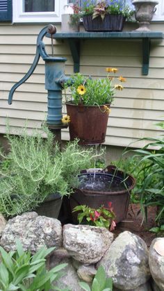 Flower Garden in old metal buckets and vintage water pump. Description from pinterest.com. I searched for this on bing.com/images Garden Diy Decoration Ideas, Rusty Bucket, Old Water Pumps, Flea Market Gardening, Garden Junk, Deco Nature, Water Features In The Garden, Garden Fountains, Water Feature