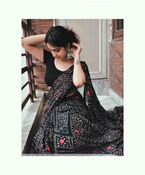 Poses At Home, Dp Pic, Simple Saree Designs, Bollywood Hairstyles, Beautiful Casual Dresses, Saree Poses, Girl Crush Fashion, Saree Photoshoot, Photo Pose Style