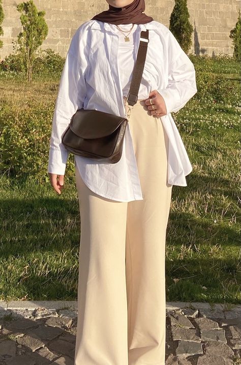 Beige Pants Outfit Hijab, How To Style Linen Pants, Tube Outfit, Hijabi Casual Outfits, Aladin Pants, Beige Hijab, Beige Pants Outfit, Palazzo Outfit, Tan Linen Pants