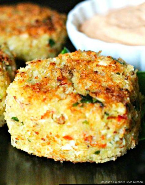 Chicken Cakes and Remoulade Sauce are a spectacular money saving dinner option #chickencakes #chicken #chickenrecipes #easydinnerideas #chickenbreastrecipes #dinner #southernrecipes #southernfood #melissassouthernstylekitchen Recipes With Canned Chicken, Fried Chicken Cake, Turkey Entrees, Chicken Cakes, Lump Crab Cakes, Can Chicken Recipes, Chicken Cake, Cake Calories, Healthy Entrees