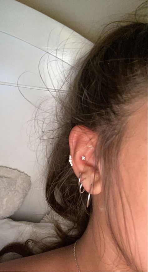 Fourth Ear Piercing, Niki Ear Piercings, Silver Piercing Stack, Ear Piercing Ideas Baddie, Ear Stack Silver, Triple Ear Piercing Ideas, Ear Piercing Ideas Silver, Silver Ear Stack, Triple Ear Piercing