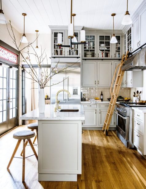 Scandinavian Style Home, Beautiful Kitchen Designs, Wooden Floors, Kitchen Farmhouse, Farmhouse Style Kitchen, Apartment Kitchen, Design Kitchen, White Cabinets, Vintage Modern