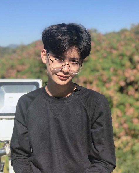 He's one of the most popular port in rpw, minn khant aung is from Myanmar Kim Min-kyu, Boyfriend Pranks Pictures, Boy Blurred Pic, Cool Boy Image, Boy Photography Poses, Boy Poses, Cute Couples Kissing