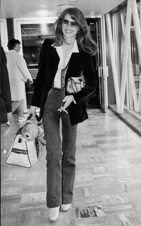 70s Celebrities, Alexa Chung Style, Stylish Actresses, Charlotte Rampling, 60s 70s Fashion, 70s Inspired Fashion, 70s Outfits, Effortlessly Chic Outfits, Outfit Formulas