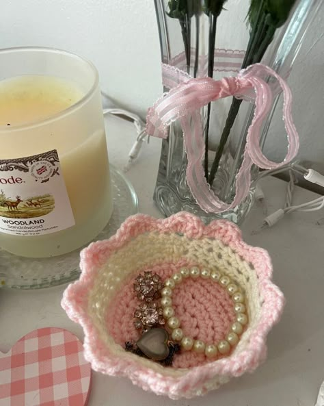 Crochet Bracelet Holder, Crochet Gift For Sister, Crochet Room Accessories, Cute Crochet Decor, Crochet For Room, Crochet Jewelry Dish, Crochet Pink Ideas, Crochet Jewellery Holder, Jewelry Holder Crochet