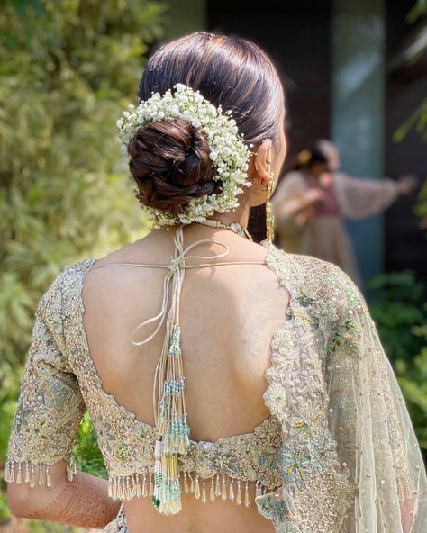 The Most-Loved Bridal Bun Hairstyle For 2021! Saree White, Bridal Hairstyle Indian Wedding, Hair Style On Saree, Wedding Bun, Flower Bun, Wedding Bun Hairstyles, Engagement Hairstyles, Bridal Bun, Bridal Hairdo