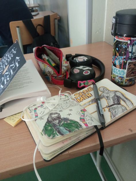 School Aesthetic Grunge, School Books Aesthetic, Spiderman Andrew Garfield, Art School Aesthetic, Spiderman Andrew, Messy Table, School Sketch, Table Sketch, Sketchbook Aesthetic