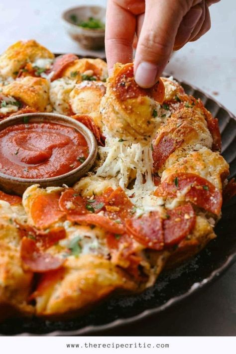 Vegetable Pizza Appetizer, Pizza Monkey Bread Recipe, Pizza Muffins Recipe, Pizza Monkey Bread, Pull Apart Pizza Bread, Pizza Bread Recipe, Monkey Bread Recipe, Easy Bbq Chicken, Leftover Pizza