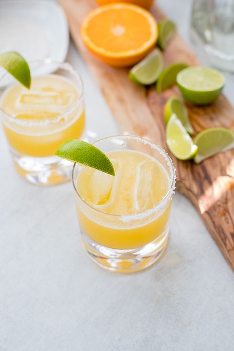 Two cocktail glasses filled with skinny margaritas and garnished with fresh lime. Light Cocktail Recipes, Agave Margarita Recipe, Recipe With Orange Juice, Agave Margarita, Mezcal Margarita, Mexican Cocktails, Low Calorie Cocktails, Light Cocktails, Mango Avocado Salsa