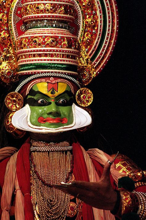 Kathakali dancer - Kathakali is a traditionnal Indian dance-drama famous for the makeup of the dancers, their impressive costumes. Being a dancer needs several years of training as every gesture is codified. Kathakali Aesthetic, Kathakali Photography, Impressive Costumes, Dancer Makeup, Kathakali Face, Sculpting Reference, Indian Classical Dancer, Fashion Illustration Template, Dance Forms