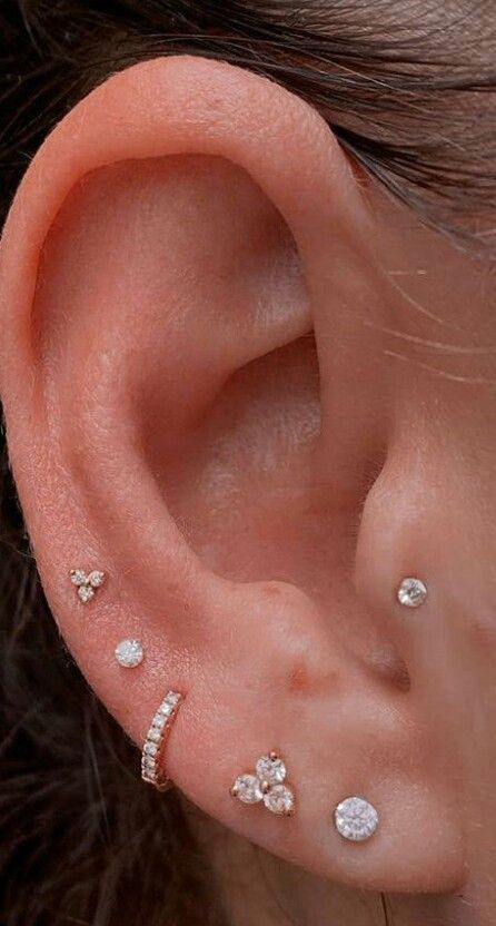 Eat Lobe Piercing, Formal Accessories Jewelry, Eating Piercing, Eat Pearcing, Feminine Ear Piercings, Eat Piercings Aesthetic, Ear Perching, Ear Piercing Inspo Simple, Eat Piercings