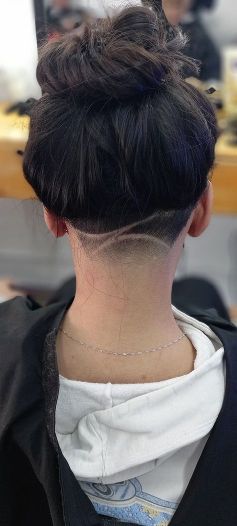 Corte en la nuca mujer Undercut Long Hair Design, Female Undercut Long Hair, Undercut Natural Hair, Cortes Bob, Undercut Hair Designs, Undercut Hairstyles Women, Undercut Long Hair, Shaved Hair Designs, Tapered Haircut