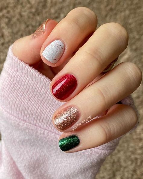 Easy Holiday Nail Ideas You Can Do At Home Christmas Skittle Nails, Christmas Nails No Design, Septiembre Nails, Christmas Nail Colors, Magic Fingers, Christmas Gel Nails, Green Nail, Christmas Nail Art Designs, Cute Gel Nails