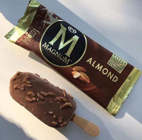 Magnum Ice Cream Aesthetic, Puding Mangga, Magnum Ice Cream, Eating Food Funny, Delicious Snacks Recipes, Food Goals, Ice Creams, Chocolate Almonds, Sweet Cakes