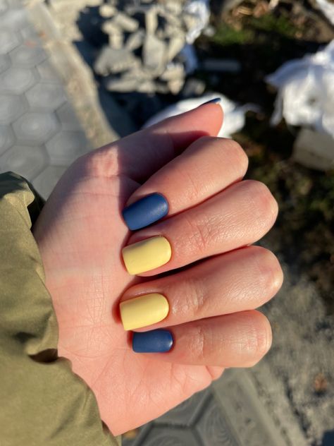 Yellow Navy Nails, Yellow And Blue Nail Ideas, Michigan Nails Go Blue, Maize And Blue Nails, Navy Yellow Nails, Blue And Yellow Gel Nails, Yellow And Navy Blue Nails, Yellow And Navy Nails, Navy And Yellow Nails