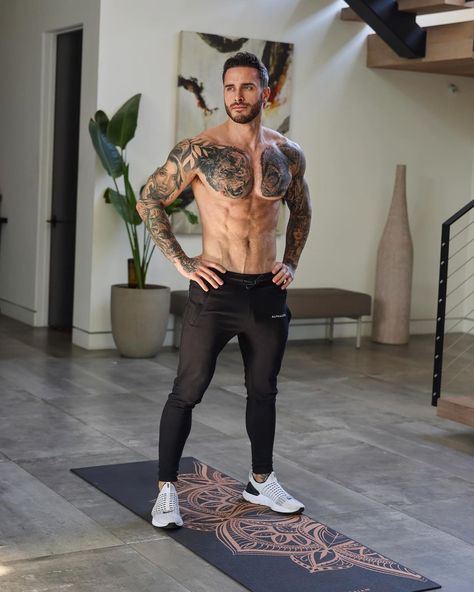 Mike Chabot, Male Fitness, Men Tattoos, Lycra Men, Monat Hair, Harry Styles Photos, Fitness Instructor, Mens Workout Clothes, Stylish Mens Outfits