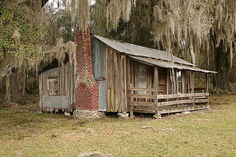 This is an old Florida "shack" in a beautiful setting of trees with Spanish moss. Florida Cracker House, Cracker House, Florida Cracker, Old Cabins, Florida History, Old Abandoned Houses, Cabin Art, Florida Style, Farm Houses