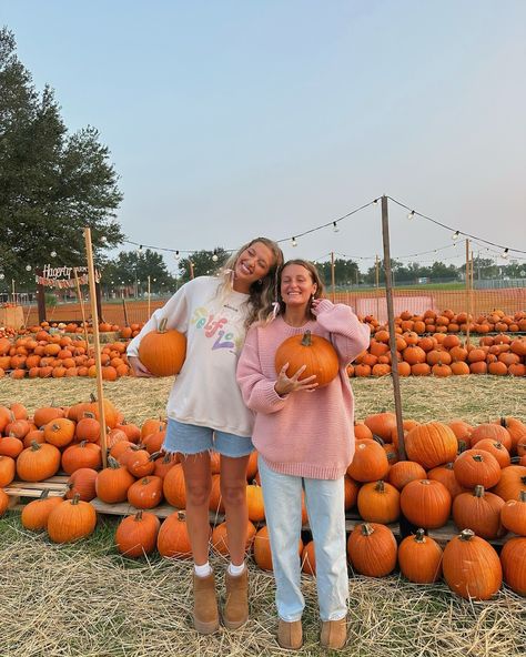 Nice to see you again, pumpkin season🎃🍂🍁🥧 So excited that October is finally here!!!🧡 Bsf Pumpkin Patch Pics, Cute Fall Pictures With Friends, Pumpkin Patch Photoshoot Friends, Fall Themed Photoshoot, Aesthetic Fall Pics, Fall Pictures Ideas, Pumpkin Patch Photography, Pumpkin Patch Photoshoot, Pumpkin Patch Pictures