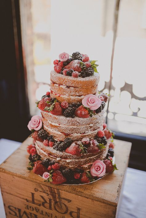 Naked Wedding Cake Ideas Sponge Bare Layer Victoria Berries Inspiration Flowers http://modernvintageweddings.com/ Berry Wedding Cake, Berry Wedding, Torte Cupcake, Naked Cakes, Tiered Cake, Victoria Sponge, Mary Berry, Spring Wedding Flowers