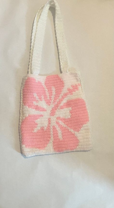 Crochet hibiscus flower tote bag with a summer boho vibe. Perfect for carrying your beach essentials or everyday items.   400 Pink Crochet Bags, Crochet Hibiscus Flower, Hibiscus Flower Tote Bag, Flower Crochet Tote Bag, Cute Totes, Crochet Summer Bag, Tote Bag Summer, Summer Purse, Flower Tote Bag