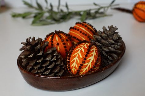 Ready to up your sustainable-Christmas game? These heavenly-smelling pomanders created with oranges and cloves make gorgeous centrepieces for your dinner table and are so fun to make with three simple steps. Seasoned maker and Yodomo instructor Deborah Schneebeli-Morrell gives instructions for this project that yields unique festive decorations that not only look beautiful but smell oh, so delicious. Place your creations in a bowl with some acorns for an impressive centrepiece that will get ... Oranges With Cloves, Orange Pomanders, Smell Like Christmas, Pomander Balls, Orange Clove, Sustainable Christmas, Natural Christmas, Homemade Christmas, Xmas Crafts