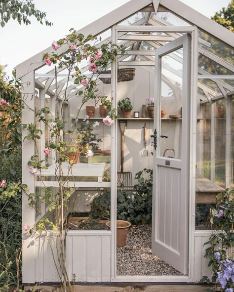 Green Beans Tomatoes, House Mediterranean, Walled Courtyard, Backyard Greenhouse, Greenhouse Gardening, Sweet Peas, Mountain Homes, Outdoor Inspirations, Shabby Chic Homes