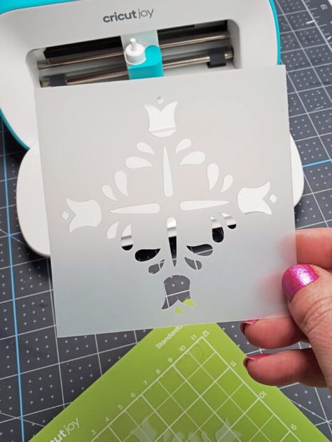 Stencil Vinyl Cricut, Cricut Beginner How To Use, Cricut Projects Unique, Cricut Stencils Templates Free, Cricut Inspiration Projects, Beginner Cricut Maker Projects, Cricut Drawing Projects, Cricut Stencils Templates, Make A Stencil With Cricut