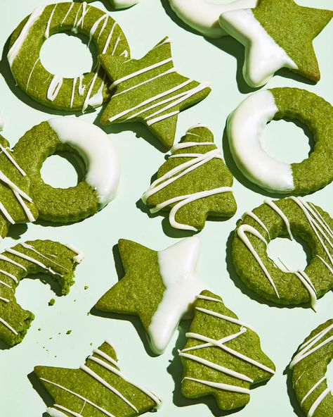 Matcha Butter, Cookies With White Chocolate, White Chocolate Drizzle, Matcha Mochi, Matcha White Chocolate, Matcha Recipes, Matcha Cookies, Matcha Tea Powder, Wreath Cookies