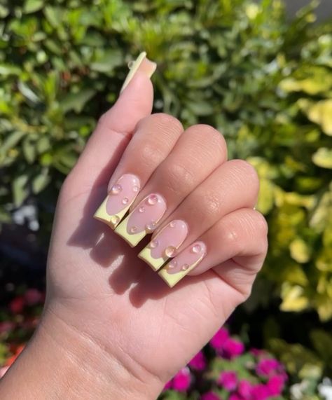 French Tip Raindrop Nails, Raindrop Nails Acrylic, Yellow Nails With Pearls, Raindrop Nail Designs, Water Drop Nails Design, Yellow Croc Nails, Raindrops Nails, Water Drops Nails, Rain Drop Nails