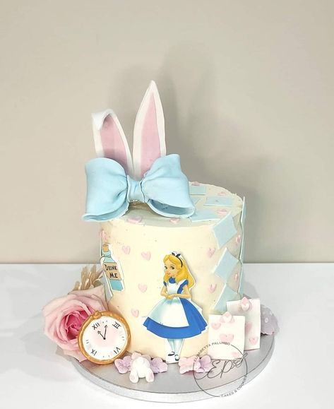 Birthday Cake Alice In Wonderland, Alice Birthday Party Wonderland, Alice In Wonderland Cake Simple, Alice Wonderland Cake, Alice In Wonderland Themed Food, Alice In Wonderland Cake Ideas, Alice In Wonderland Smash Cake, Alice In Onederland Cake, Onederland Birthday Cake