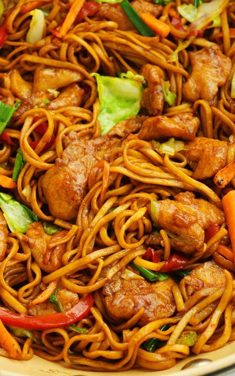 Essen, Chicken Chow Mein Recipe Authentic, Chicken Chow Mei Fun Recipe, Chow Maine Recipes, Chow Mein Sauce, Interesting Meals, Fry Ideas, Chicken Chow Mein Recipe, Stir Fry Noodles Recipe