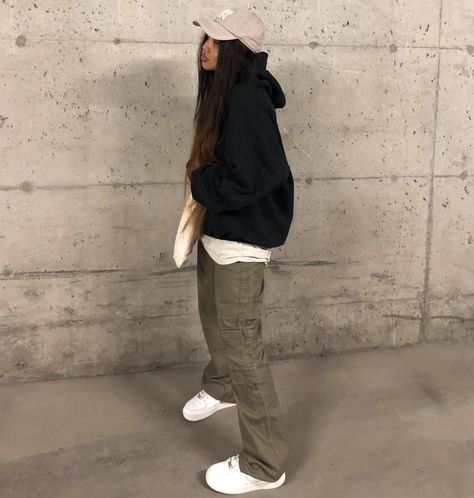 Outfits With Black Cargo Pants Winter, Cargo Pants Outfit Aesthetic, Cargo Outfits Women, Outfit Ideas Cargo Pants, Black Hoodie Outfit, Cargo Outfit, Pants Outfit Fall, Winter Pants Outfit, Cargo Pants Outfit