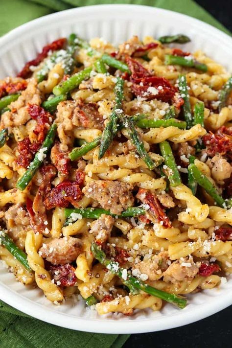 Pasta Recipes White Wine, Gemelli Pasta Recipes, Leftover Corned Beef Recipes, Sausage And Asparagus, Asparagus Pasta Recipes, Pasta With Meat, Garlic Garden, Gemelli Pasta, Pasta With Tomatoes