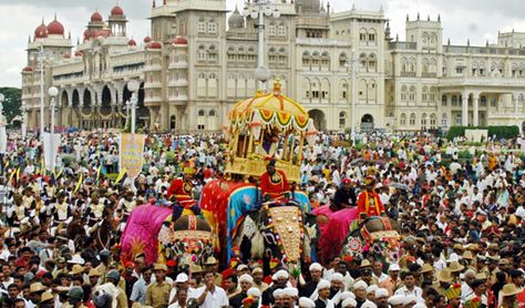 Mysore Dussehra - A 10 Day Festival in Karnataka Dasra Images, Dasara Images, Mysore Dasara, Dussehra Celebration, Dussehra Images, Mysore Palace, Festivals Of India, Festival Image, Family Images