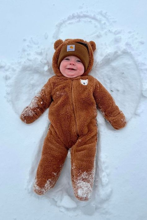 baby snow picture Snow Baby Pictures, Winter Baby Pictures, Snow Picture, 6 Month Baby Picture Ideas, Baby Milestones Pictures, Baby Christmas Photos, Baby Pictures Newborn, Baby In Snow, About Pregnancy