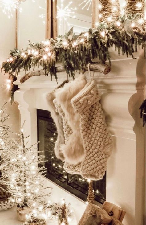 #christmas #christmas decor Brown And Beige Aesthetic, Farmhouse Christmas Tree Decorations, Jake Christmas, Christmas Phone Theme, Vanilla Christmas, Christmas Tumblr, Mantle Christmas, Beige Christmas, Christmas Aesthetics