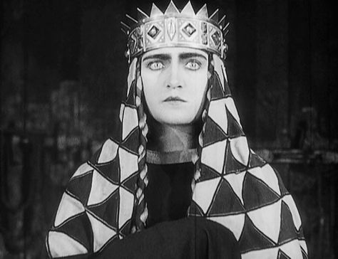 In Kriemhild's Revenge, Marguerithe Schon's wide-eyed stare, her heavy makeup, and the abstract shapes in her costume create a stylized composition completely in keeping with the rest of the film. Fritz Lang, German Expressionism, Magnum Opus, 캐릭터 드로잉, Arte Inspo, Poses References, Silent Film, Film Stills, Photo Reference