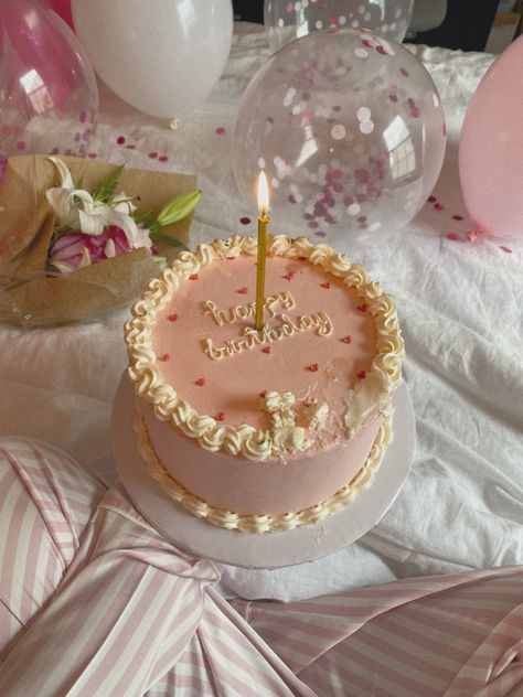 Simple Cake Decoration, Cake Ideas For Birthday, Cakes Aesthetic, Cake Recipes Easy, 19th Birthday Cakes, 15th Birthday Cakes, Circle Cake, Pink Birthday Cake, 13 Birthday Cake