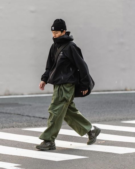 Japan Gorpcore Style, Men’s Fashion Gorpcore, Men Windbreaker Outfit, Gorpe Core Fashion, Gorp Core Men, Gorpcore Mens Outfits, Korean Gorpcore, Arcteryx Outfit Street Styles, Cityboy Style Japan