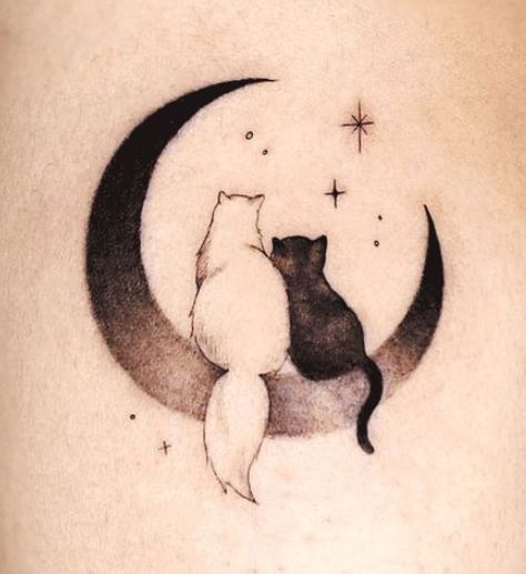 Cat Circle Tattoo, Cat And Moon Tattoo Design, Animal Tatoos Woman, Unique Cat Tattoo, Gothic Tattoo Designs, Moon Tattoo Design, Cat And Dog Tattoo, Tattoo Sonne, Luna Tattoo