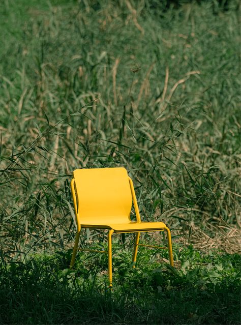 Sandwich Chair on Behance Outdoor Photography, Chair Photography, Iconic Chairs, Ecommerce Design, Art Chair, Plywood Furniture, Mirror Art, Photography Projects, A Chair