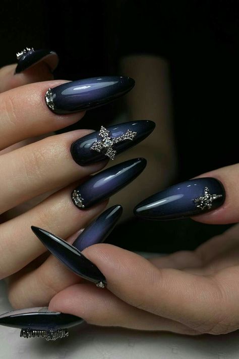 gothic nail art Emo Nail Art Goth, Simple Gothic Nail Designs, Gothic Nails Simple, Gothic Winter Nails, Dark Blue Nails Design, Simple Goth Nails, Simple Gothic Nails, Gothic Nail Art Dark, Dark Goth Nails