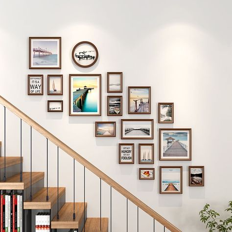 Foto Scale, Decorating Stairway Walls, Stairway Gallery Wall, Frames Collage, Gallery Wall Staircase, Photo Frame Decoration, Staircase Wall Decor, Gallery Wall Frame Set, Photos Wall