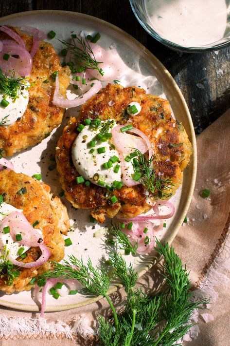 Crispy rye salmon cakes so tender and juicy with tons of fresh herb flavor, topped with a lemony yogurt sauce and tangy pickled shallots. This is one of my favorite healthy weeknight dinner recipes that doubles as a great dinner party dish! Cakes With Yogurt, Breaded Salmon, Salmon Cake, The Original Dish, Tiny Bites, Pickled Shallots, Bite Size Appetizers, Healthy Weeknight Dinners, Peach Salad