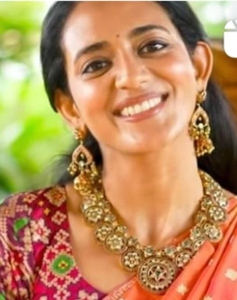 Aashritha Daggubati in kundan bottu necklace! | Fashionworldhub Bottu Mala Necklace Designs, Kundan Bottu Mala Designs, Bottu Mala Jewellery Designs, Bottu Mala Designs, Bottu Mala, Long Haram, Mala Jewelry, Dresses Traditional, Computer Coding